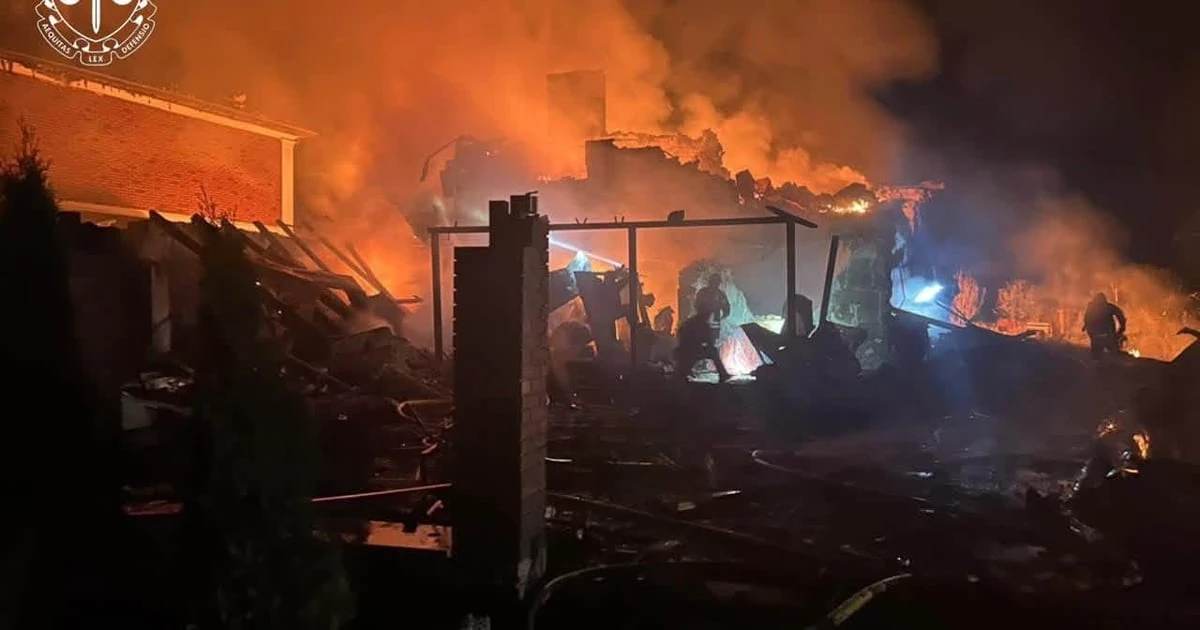 Знищений двоповерховий будинок у селі Пухівка Броварського району Київської області після удару п'ятьма безпілотниками