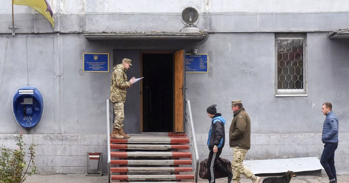 Працівники Національної поліції під час слідчих дій у територіальному центрі комплектування