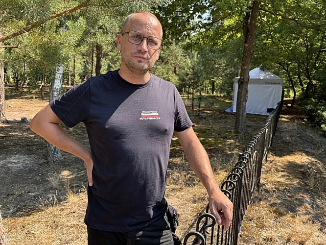 Місце ексгумації у Воля-Островецькій із встановленим хрестом на Волині