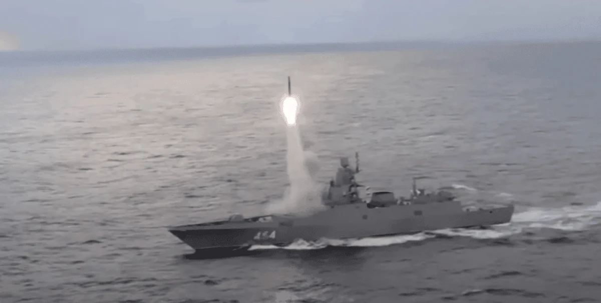 Російський підводний човен, ракетний крейсер та берегова система «Бастіон» здійснюють пуски ракет біля Південних Курильських