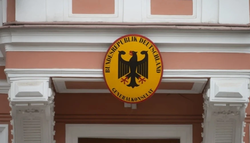 Фасад будівлі на Фурштатській вулиці у Санкт-Петербурзі без прапора та герба ФРН