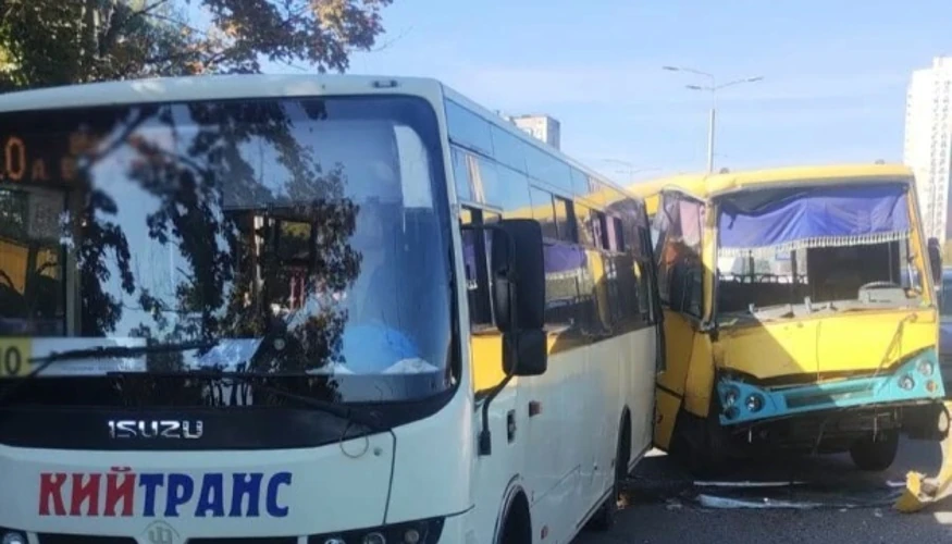 Місце ДТП за участю двох маршруток у Святошинському районі Києва