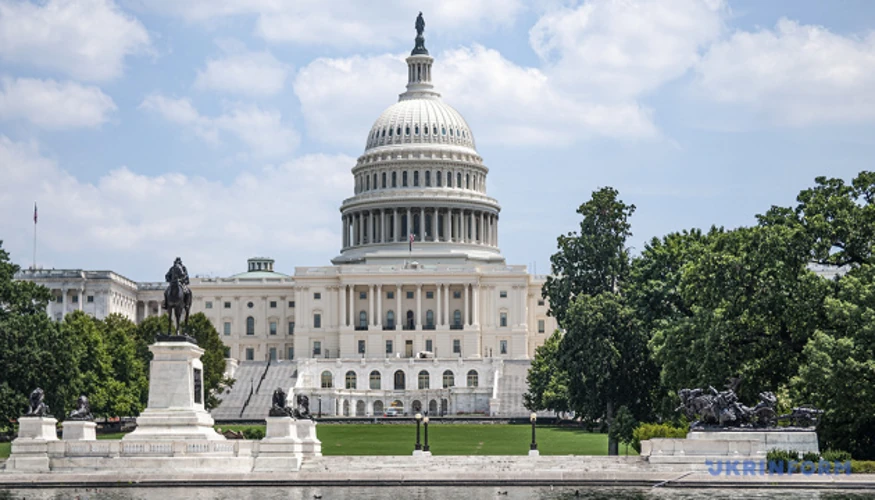 Сенатори США біля будівлі Конгресу обговорюють лист із вимогою розслідування