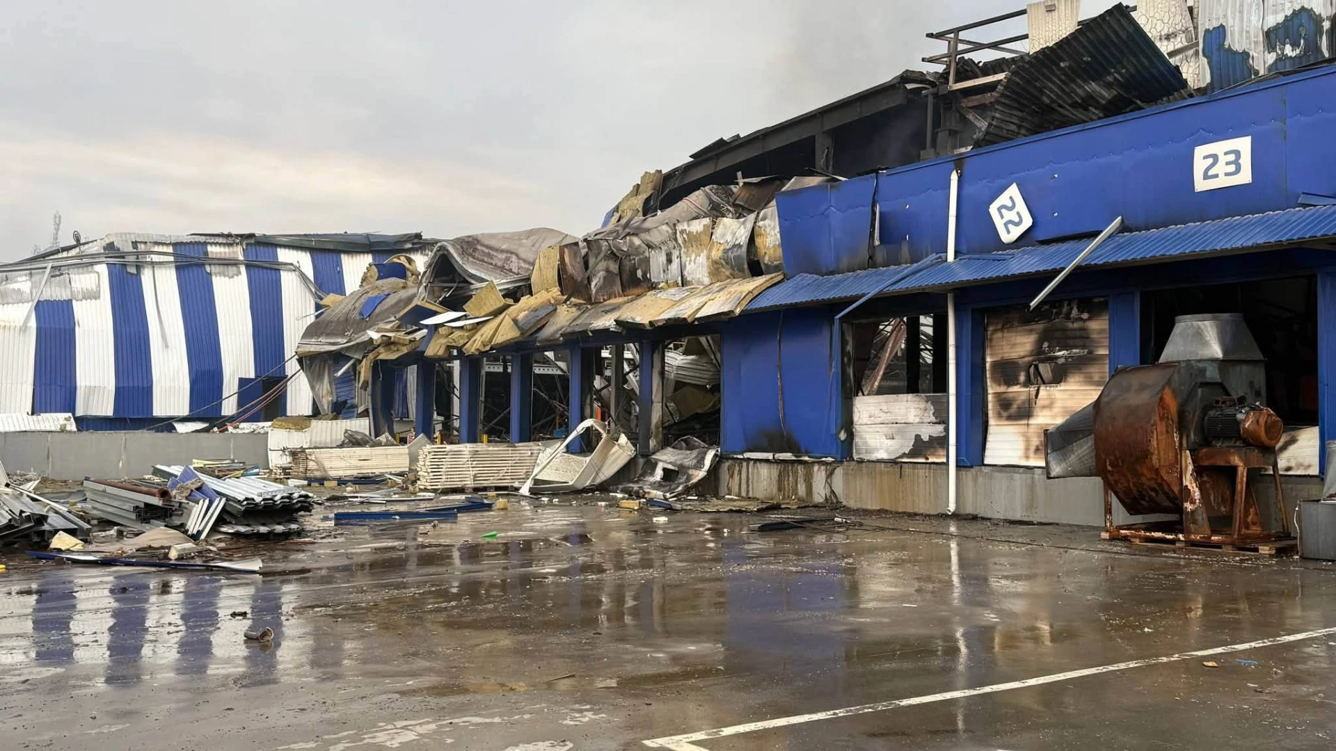 Будівля «Епіцентру» в Первомайську, пошкоджена внаслідок удару безпілотника, фото ілюстративне